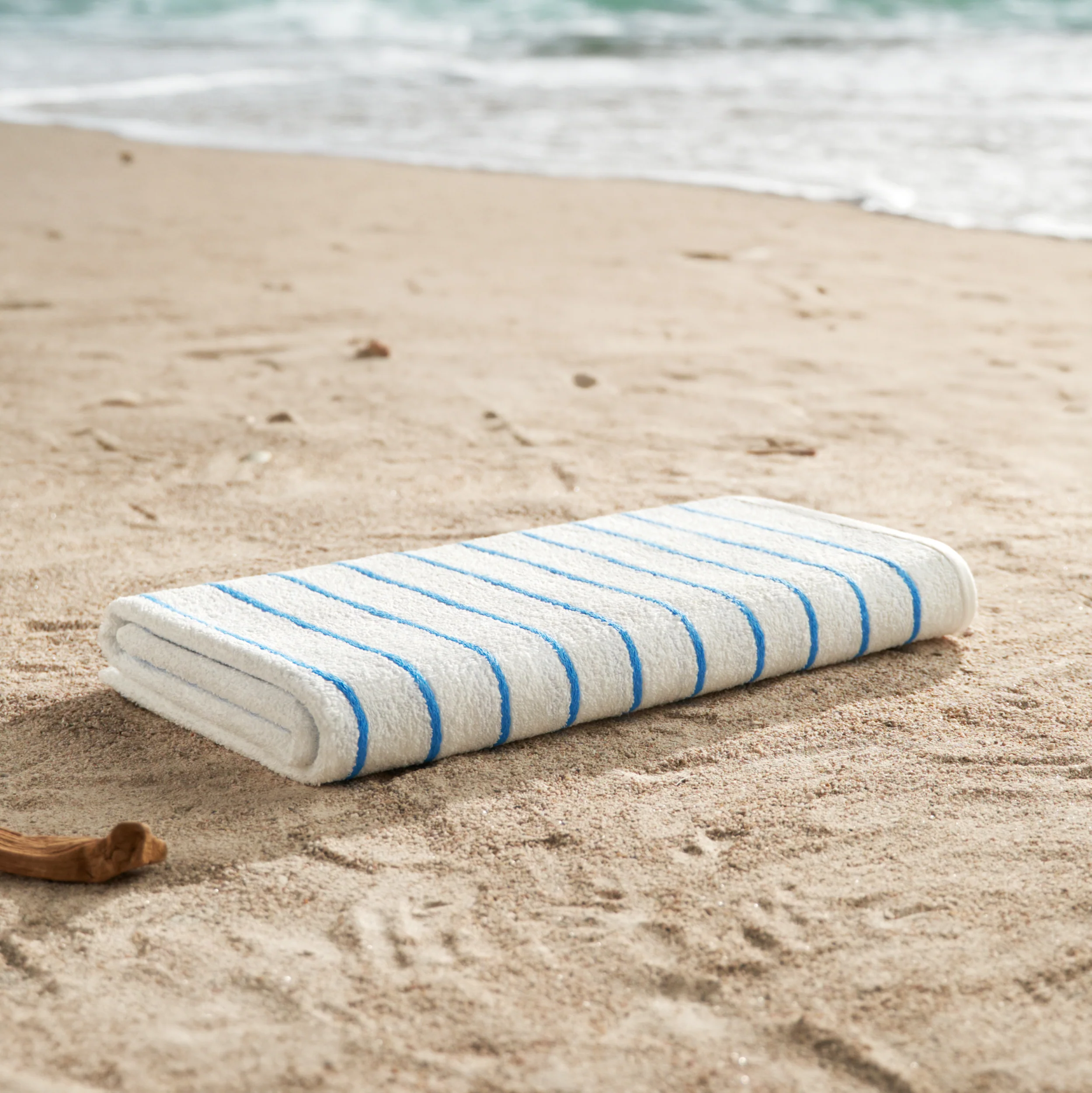 Hotel Splash Horizontal Stripe Pool Towel - Image 3